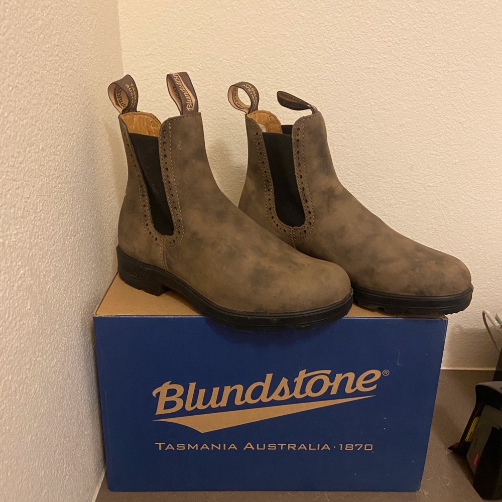 Women Blundstone # 1351 High Top Chelsea Boots Rustic Brown size US 8